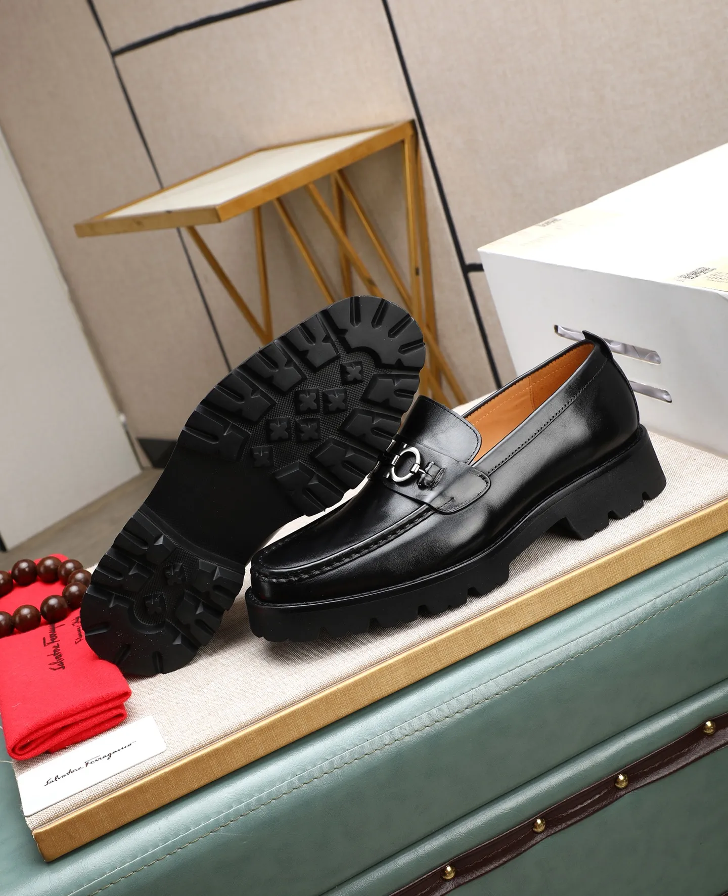Men's shoes 💰500 📛📛(water-dyed cow lining) Salvatore Ferragamo high-end (Salvatore Ferragamo) is the top international luxury footwear brand. It comes from the fashion kingdom of Italy. It is famous all over the world for its traditional handmade design and novel styles...🚶🏻🚶🏻New suit shoes are available simultaneously at the counter. This model is purely handmade. The fabric is imported Italian calfskin➕soft water-dyed cowhide lining. Original authentic outsole🌀🌀Size: 38➖44.
